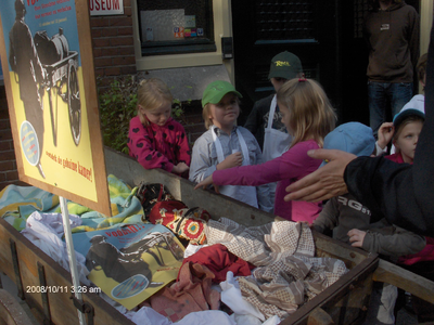 878124 Afbeelding van enkele kinderen bij een handkar voor het Volksbuurtmuseum Wijk C (Waterstraat 27) te Utrecht, ...